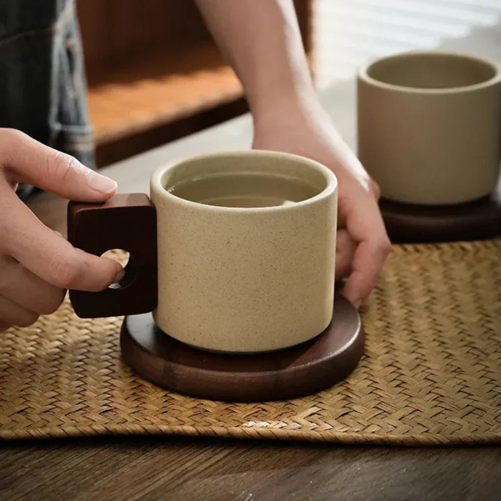 Solène – Tasse en céramique artisanale et texturée avec anse en bois