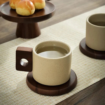 Solène – Tasse en céramique artisanale et texturée avec anse en bois