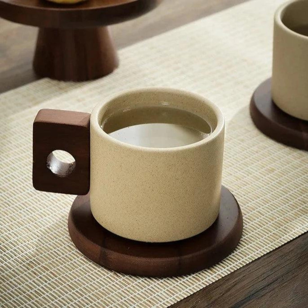 Solène – Tasse en céramique artisanale et texturée avec anse en bois