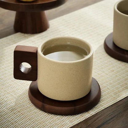 Solène – Tasse en céramique artisanale et texturée avec anse en bois
