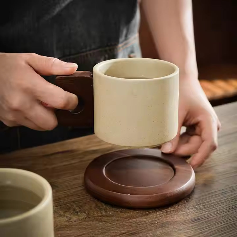 Solène – Tasse en céramique artisanale et texturée avec anse en bois