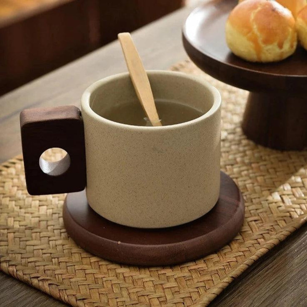 Solène – Tasse en céramique artisanale et texturée avec anse en bois
