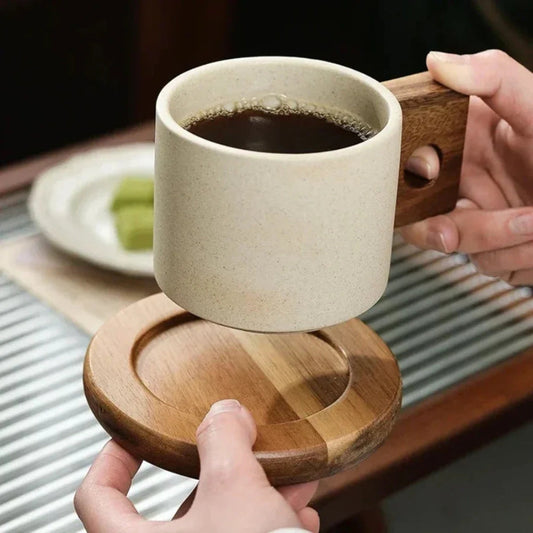 Solène – Tasse en céramique artisanale et texturée avec anse en bois