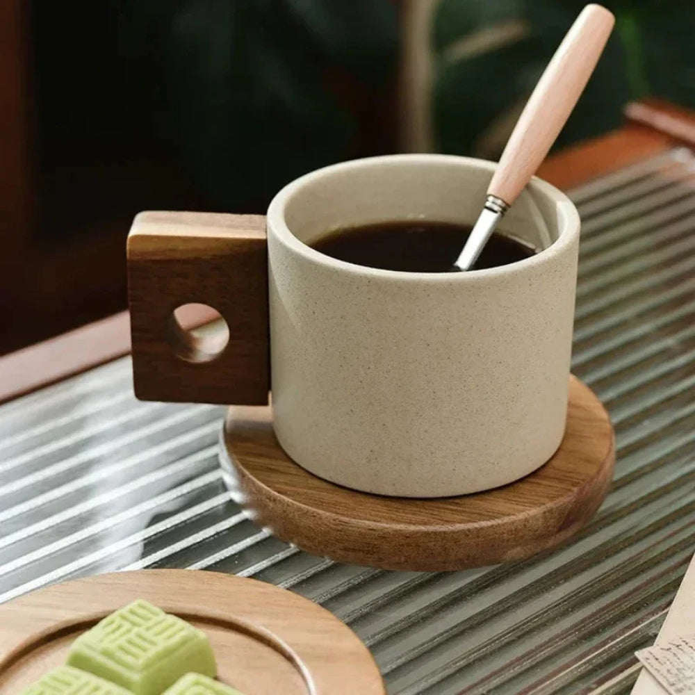Solène – Tasse en céramique artisanale et texturée avec anse en bois